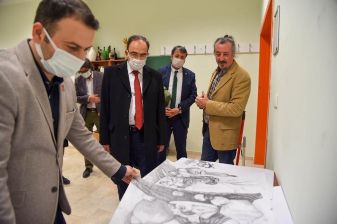 İ̇ki Yıl Boyunca Ortaya Çıkardıkları Çalışmaları Sergilediler
