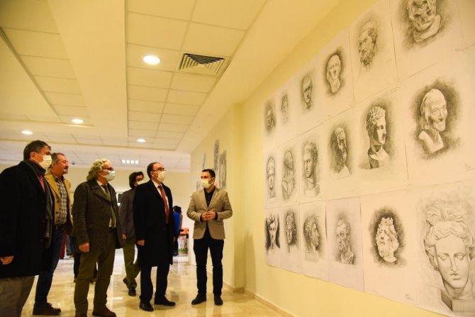 İ̇ki Yıl Boyunca Ortaya Çıkardıkları Çalışmaları Sergilediler