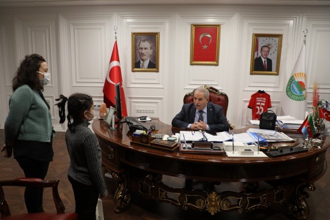 3. Sınıf Öğrencisi İ̇dil, Ödevini Belediye Başkanıyla Yaptı