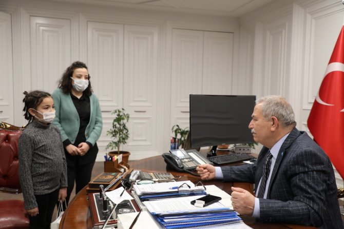 3. Sınıf Öğrencisi İ̇dil, Ödevini Belediye Başkanıyla Yaptı