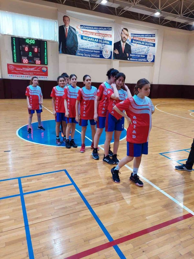 Adana Genç İ̇şadamları Derneği Ortaokulu Şampiyon