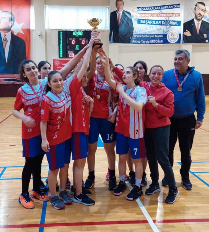 Adana Genç İ̇şadamları Derneği Ortaokulu Şampiyon