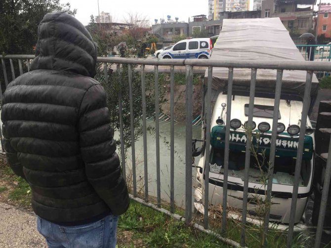 Tırda Kurtarılmayı Keyifle Bekledi