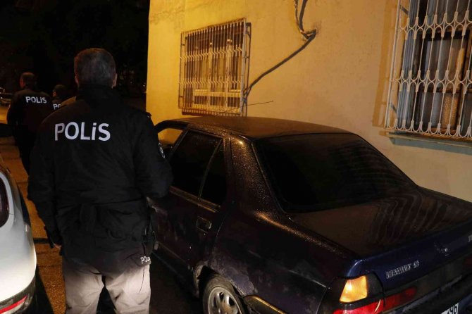10 Kilometre Kaçtıktan Sonra Yakalanan Otomobilden Ruhsatsız Tabanca Çıktı