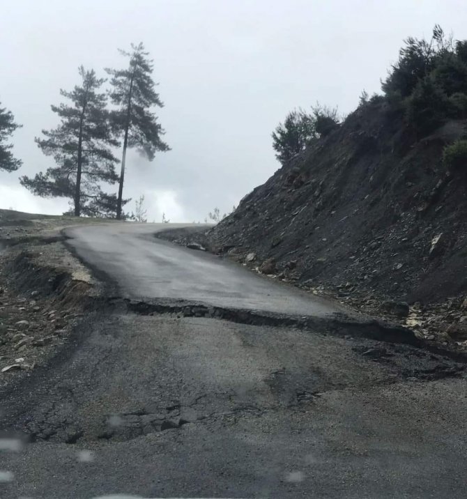 Adana’da Yağışlardan Sonra Yollar Çöktü