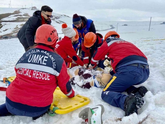 Ağrı’da Çığ Tatbikatı Gerçeği Aratmadı