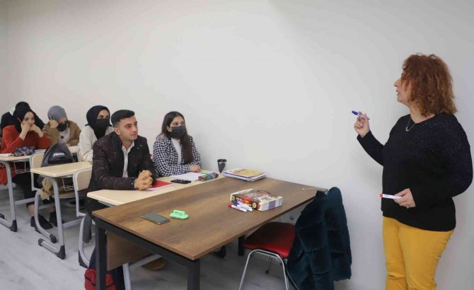 Akdeniz Belediyesi, Gençlere Üniversite Kapılarını Açıyor