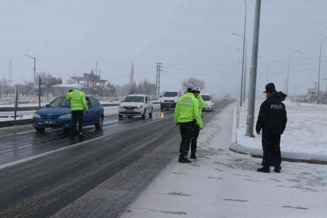 Aksaray - Konya Yolu Kar Yağışı Tipi Ve Buzlanma Nedeniyle Trafiğe Kapatıldı