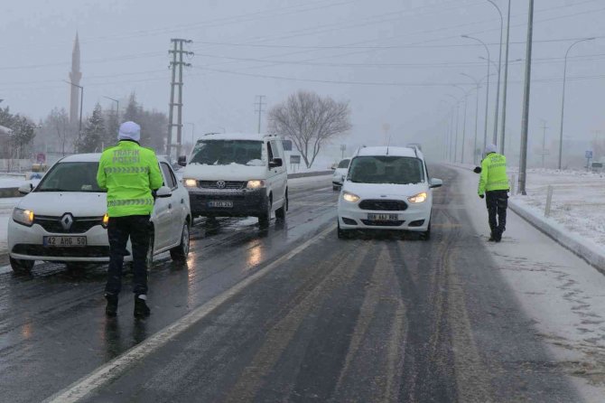 Aksaray - Konya Yolu Kar Yağışı Tipi Ve Buzlanma Nedeniyle Trafiğe Kapatıldı