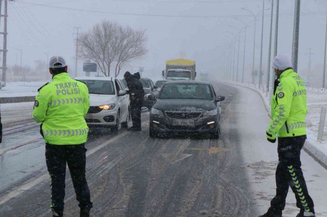Aksaray - Konya Yolu Kar Yağışı Tipi Ve Buzlanma Nedeniyle Trafiğe Kapatıldı
