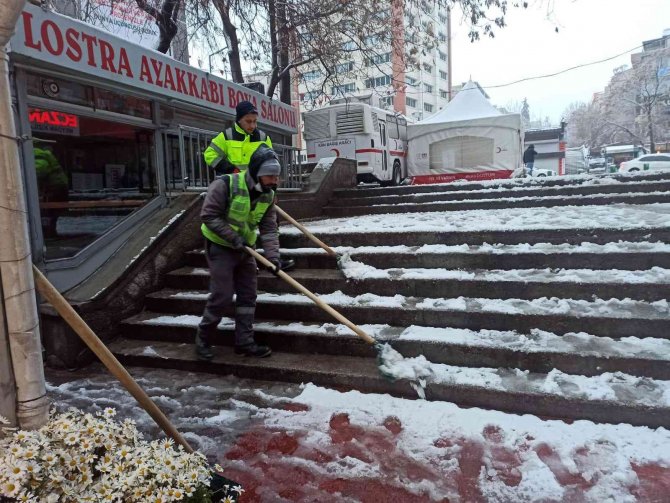 Kar Yağışı İle Ekiplerin Yeniden Teyakkuza Geçtiği Başkent’te Yollar Açık