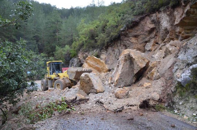 Ekipler 79 Su Baskını, 14 Araçtan Tahliye, 1 Çatı Uçması, 5 Ağaç Devrilmesi Olayına Müdahale Etti