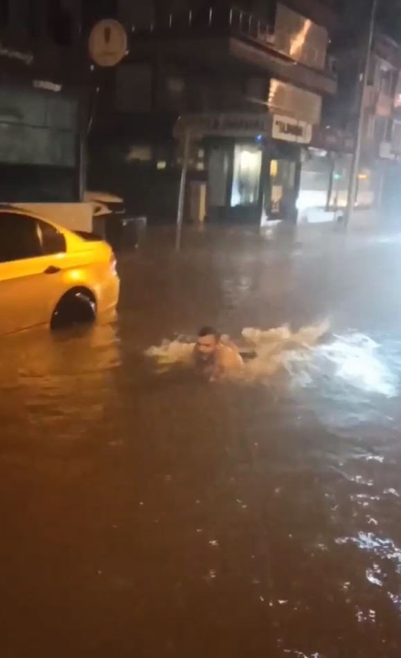 Antalya’da Yollar Göle Döndü, Bir Vatandaş Araçlar Arasında Yüzdü