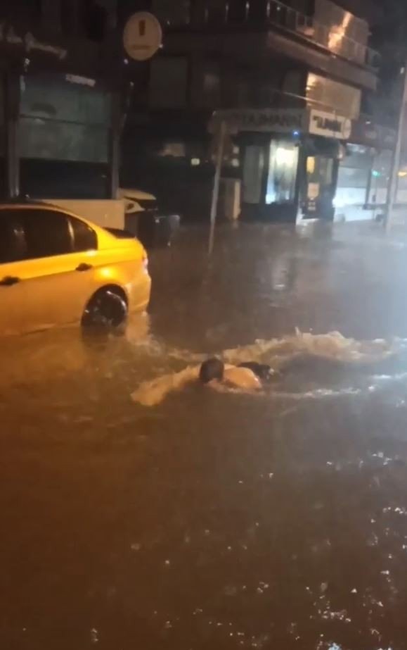 Antalya’da Yollar Göle Döndü, Bir Vatandaş Araçlar Arasında Yüzdü