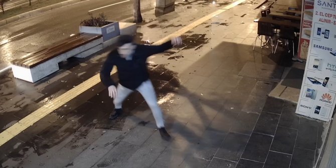 Kaldırımda Yürüyen Vatandaş Saniyelerle Ölümden Döndü