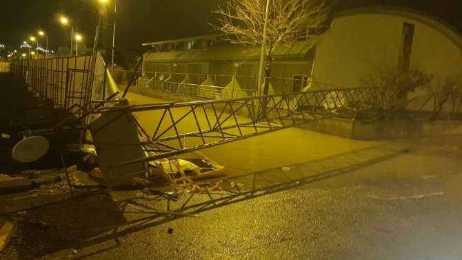 Antalya’da Gece Yarısı Çıkan Hortum Mahalleyi Savaş Alanına Çevirdi