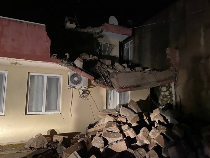 Antalya’da Gece Yarısı Çıkan Hortum Mahalleyi Savaş Alanına Çevirdi