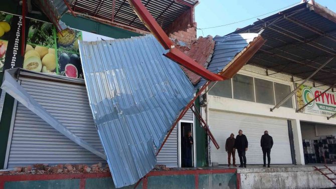 Antalya’da 10 Saniyelik Hortum Domates Serasını Yerle Bir Etti