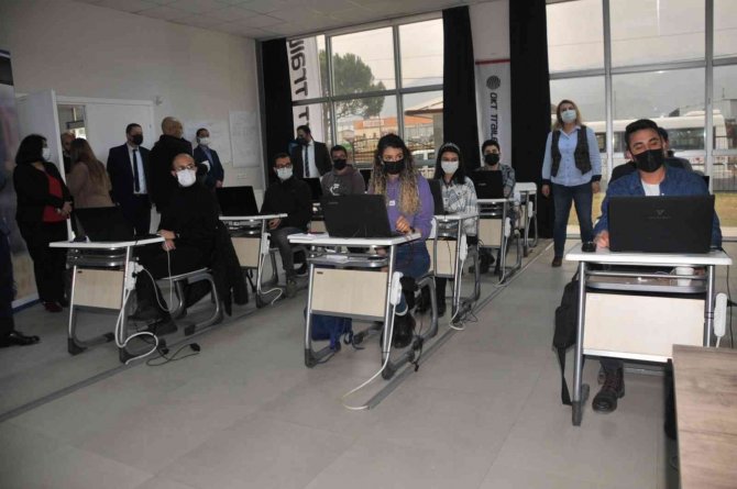 Okul Gibi Fabrika, Okt Önce Eğitiyor Sonra İş Sahibi Yapıyor