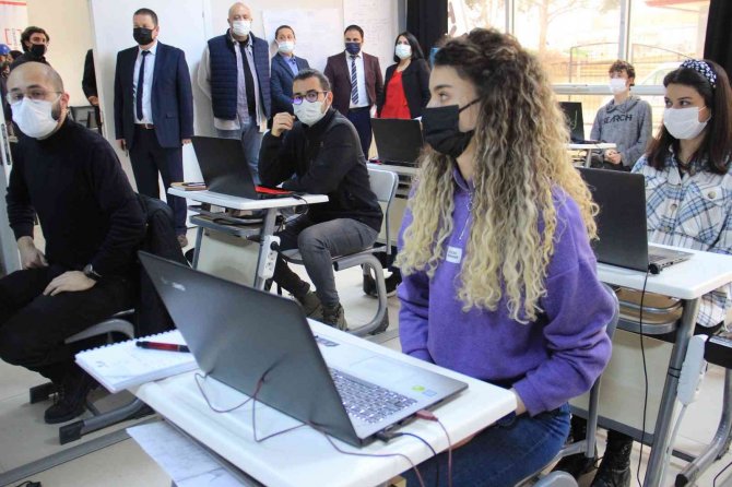 Okul Gibi Fabrika, Okt Önce Eğitiyor Sonra İş Sahibi Yapıyor