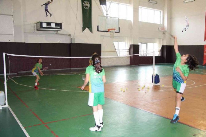 Batmanlı Kızlar 6 Ayda Tanıştıkları Badmintonla İl Ve Bölge 1.’si Oldu