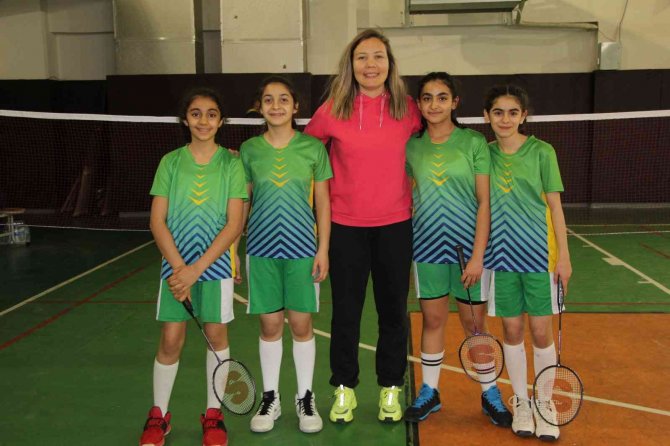 Batmanlı Kızlar 6 Ayda Tanıştıkları Badmintonla İl Ve Bölge 1.’si Oldu