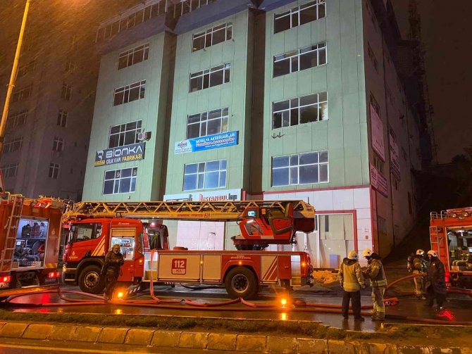 Beylikdüzü’nde Bir Çelik Kapı İmalathanesinde Yangın Çıktı