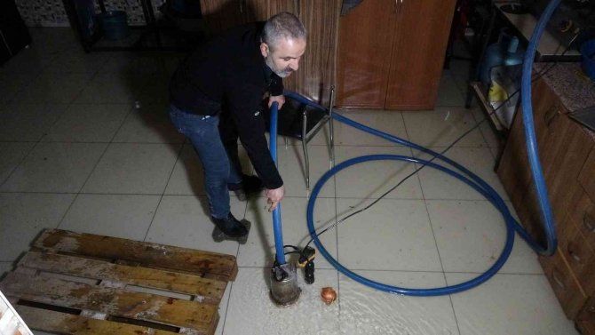 Bingöl’de Sağanak Yağış Sonrası İş Yerlerini Su Bastı