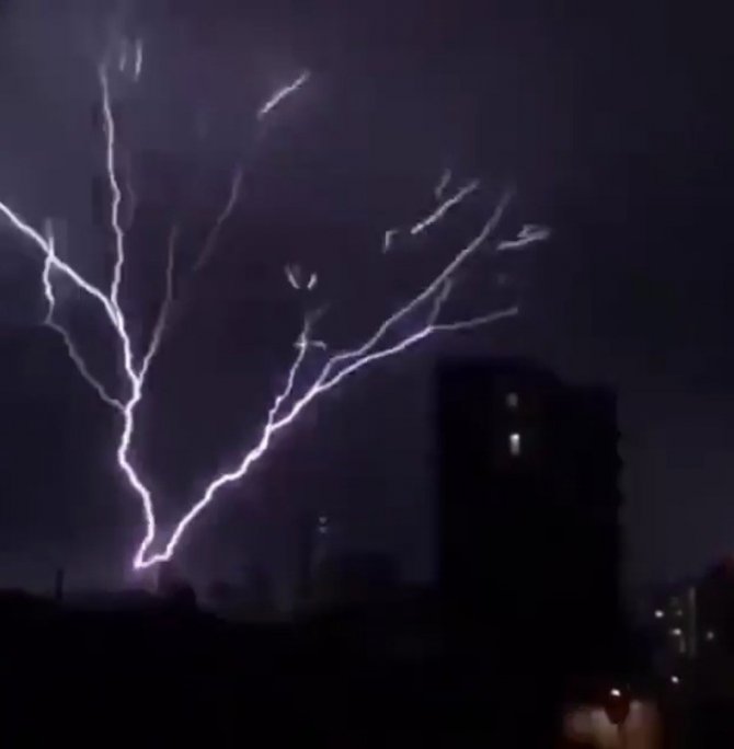 Antalya Semalarındaki Şimşek Görüntüsü İzleyenlere Görsel Şölen Sundu