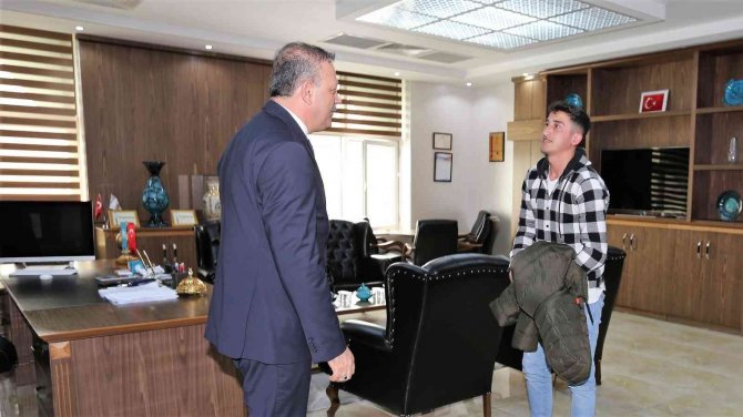Rektör Elmastaş, “İlk Günüm Yalnız Geçti" Diyen Öğrenciyi Misafir Etti