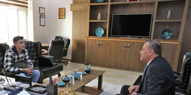 Rektör Elmastaş, “İlk Günüm Yalnız Geçti" Diyen Öğrenciyi Misafir Etti