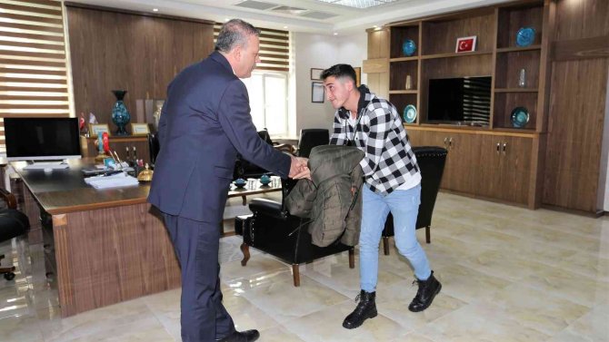 Rektör Elmastaş, “İlk Günüm Yalnız Geçti" Diyen Öğrenciyi Misafir Etti