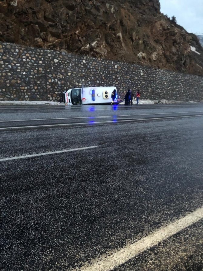 Tatvan’da Ambulans Devrildi: 2 Yaralı