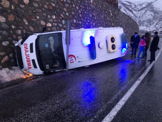Tatvan’da Ambulans Devrildi: 2 Yaralı