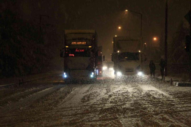Burdur’da Şehirlerarası Yollar 3 Saat Sonra Trafiğe Açıldı