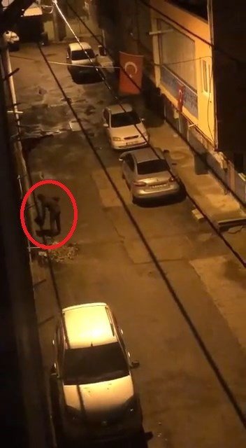 Makasla Kesti, Çöp Kovalarını Böyle Çalmaya Kalkıştı