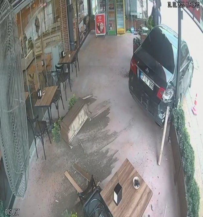 Bursa’da Kontrolden Çıkan Otomobil Kafeye Daldı
