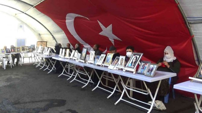 Evlat Nöbetindeki Anneden Dağa Kaçırılan Oğluna ‘Teslim Ol’ Çağrısı