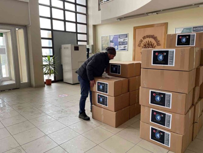 Filistin’de Türkçe Öğrenen Kursiyerlere Kırtasiye Yardımı