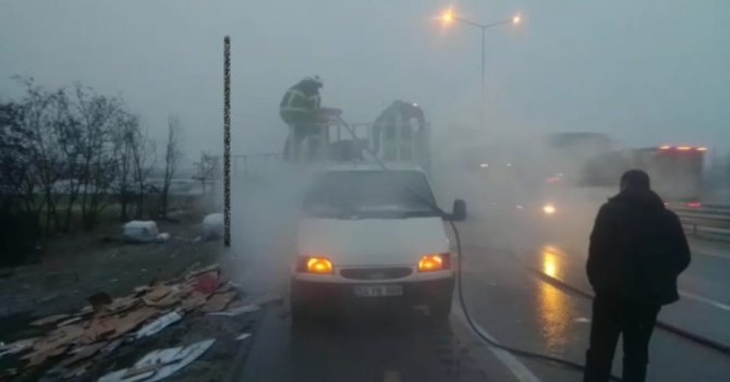 Kağıt Yüklü Kamyonet Alevlere Teslim Oldu