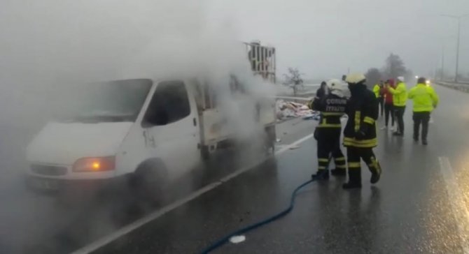 Kağıt Yüklü Kamyonet Alevlere Teslim Oldu