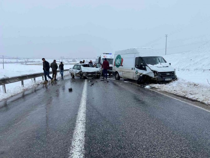 Otomobil Panelvan Araçla Çarpıştı: 1’i Ağır 3 Yaralı