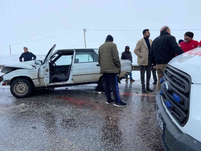 Otomobil Panelvan Araçla Çarpıştı: 1’i Ağır 3 Yaralı