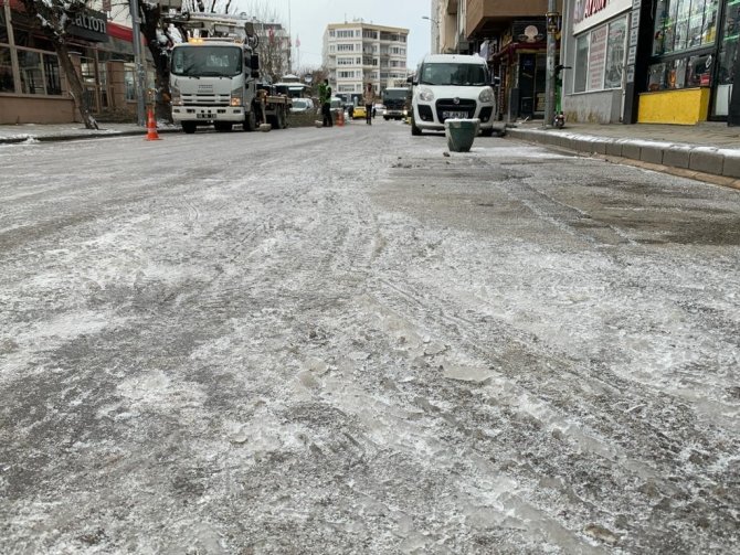 Eskişehir’de Ara Sokaklar Ve Kaldırımlar Buz Pistine Döndü