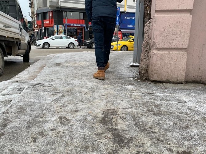 Eskişehir’de Ara Sokaklar Ve Kaldırımlar Buz Pistine Döndü
