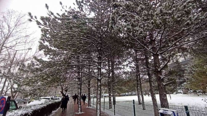 Meşelik Kampüsü’nde Kar Hoş Manzaralar Oluşturdu
