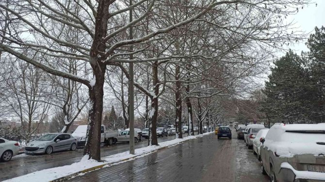 Meşelik Kampüsü’nde Kar Hoş Manzaralar Oluşturdu