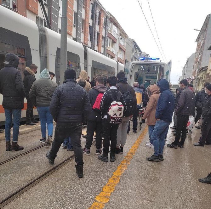 Tramvayın Çarptığı İşitme Engelli Kadın Ağır Yaralandı