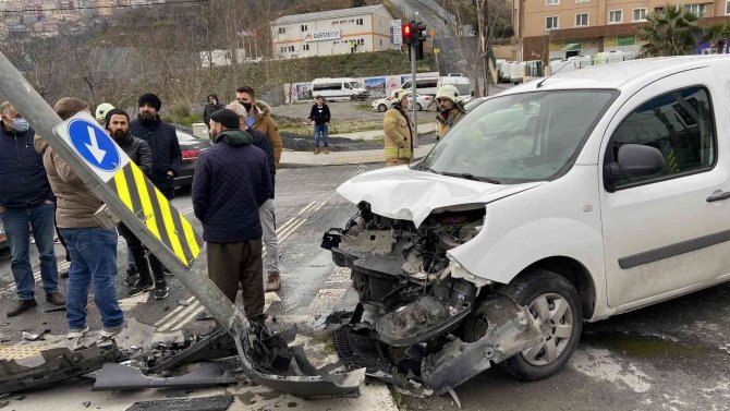Gaziosmanpaşa’da Kırmızı Işık İhlali; 3 Yaralı