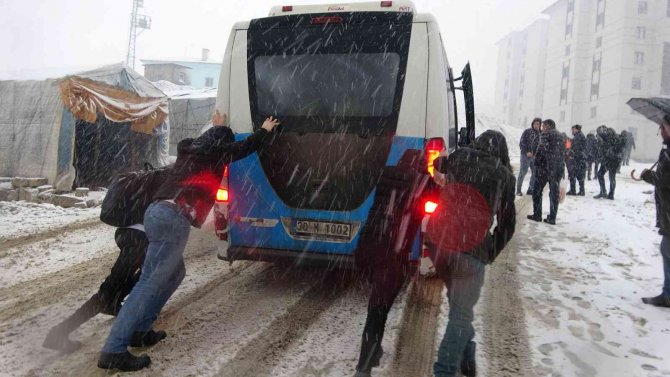 Yüksekova’da Kar Yağışı